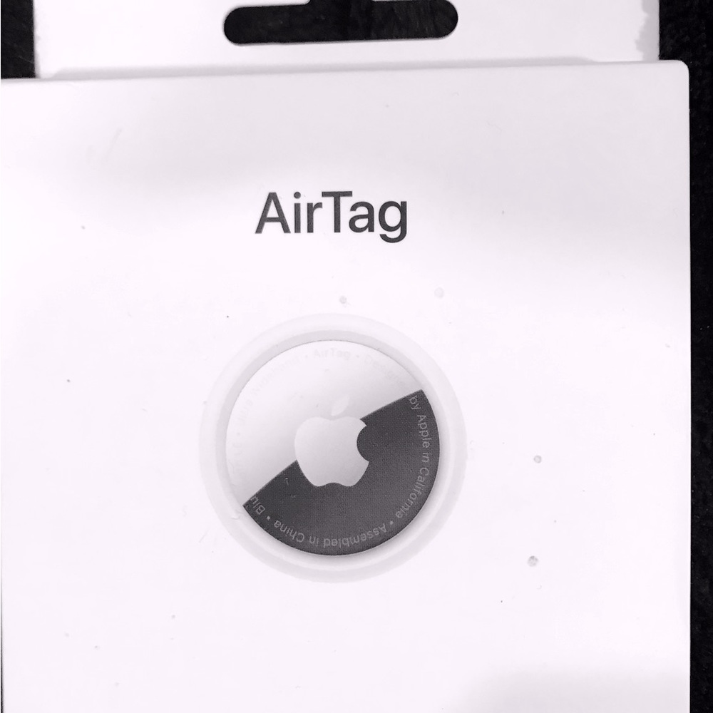 BRAND NEW IN BOX NEVER OPENED AIR TAG BY APPLE